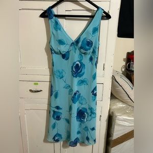 Beautiful Sleeveless Dress with Rose print